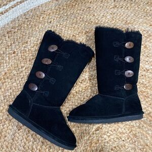 Bear paw boots. Excellent condition. Super warm. Size 7
